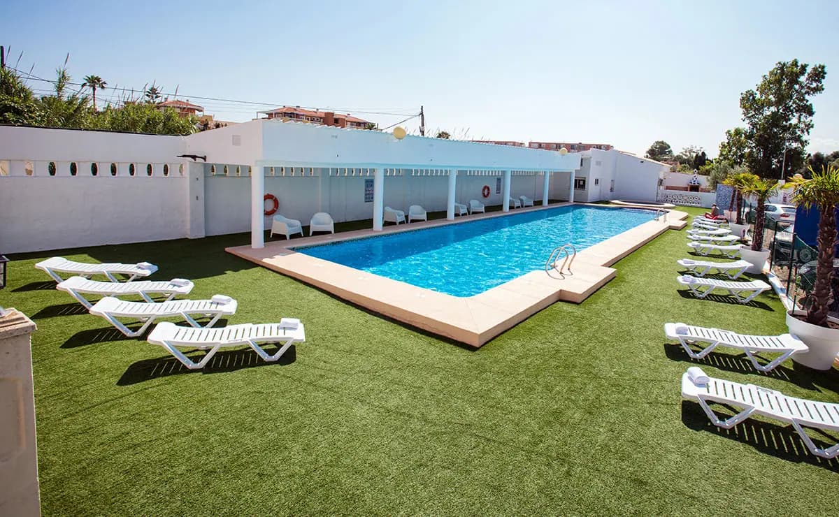 Vista del restaurante junto a la piscina del camping